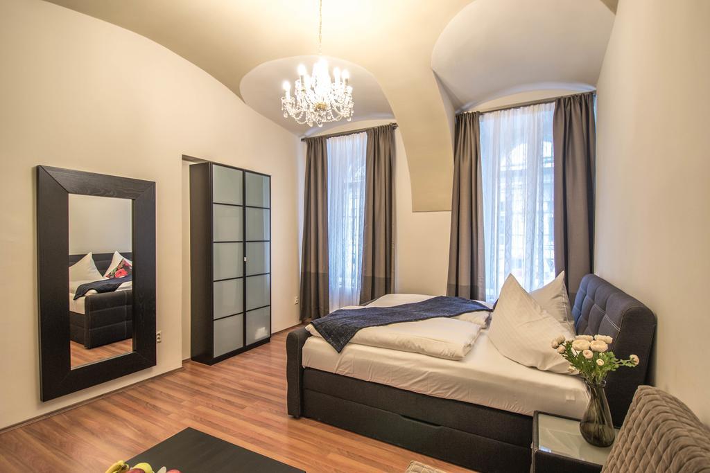 4Bdr Historical Spirit Apt By Ruterra Prague Exterior photo